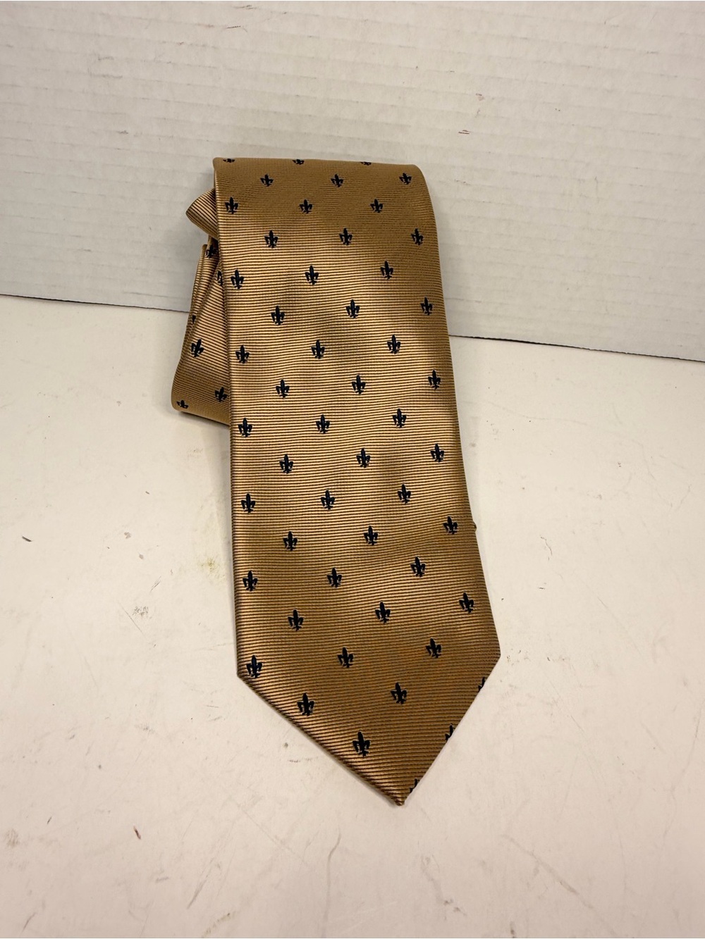 Firenze 100% Silk Gold
Necktie with Blue Fleur-De-Lis Pattern